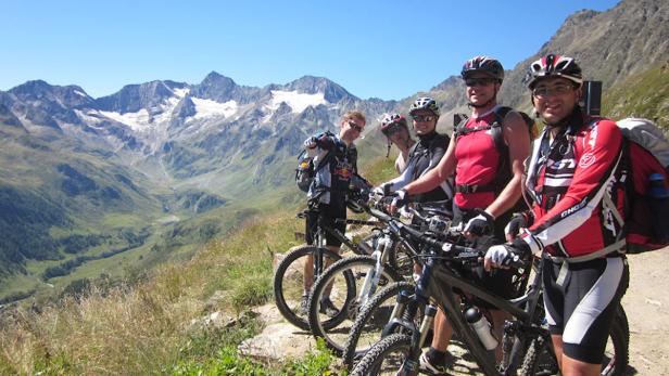 Lächeln, trotz Strapazen: Gruppenbild vor der Abfahrt vom Timmelsjoch, an der Grenze Österreich-Südtirol.