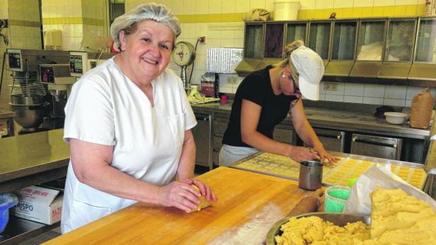 Aloisia Bischof steht trotz 15 Mitarbeiterinnen noch gerne selbst in der Backstube. Bis zu 60 Sorten Mehlspeise kommen in die Öfen der Konditormeisterin