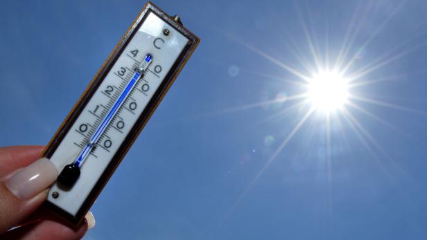 Ein Thermometer zeigt eine Temperatur von etwa 40 Grad Celsius vor einem strahlend blauen Himmel.