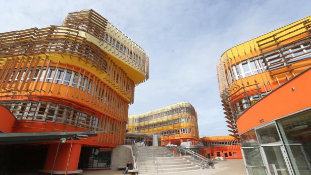 Die Wirtschaftsuniversität Wien mit ihrer markanten, farbenfrohen Architektur.