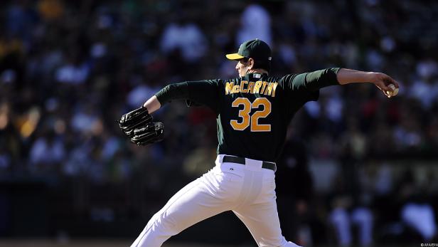 Ein Baseballspieler mit der Nummer 32 wirft einen Ball.
