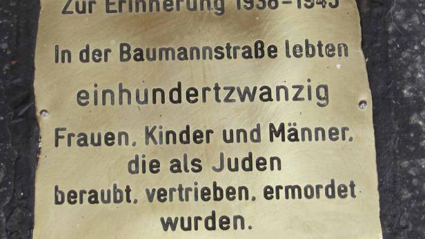 Eine Gedenktafel erinnert an 120 jüdische Frauen, Kinder und Männer, die in der Baumannstraße beraubt, vertrieben und ermordet wurden.