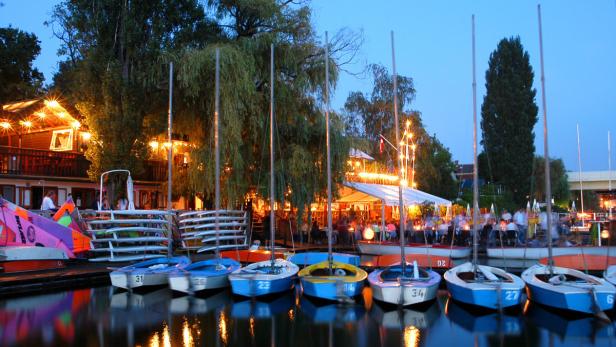 Wien, Alte Donau, 22. Bezirk Die vielen kleinen, bunten Boote erinnern an eine Hafenstadt weit weit weg. Die lockt mit einer hölzernen Veranda und einer traumhaft schönen Terrasse. Die Karte punktet mit Büffel-Mozzarella, Lachs und Prosciutto.