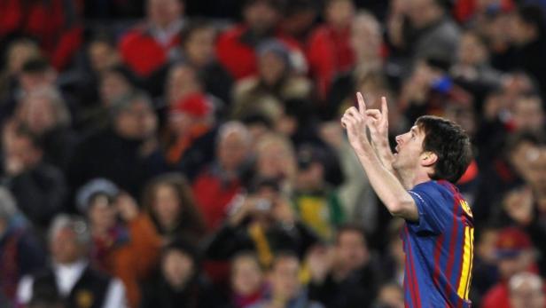 Lionel Messi jubelt mit erhobenen Händen vor einer Zuschauermenge.