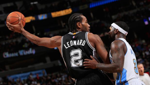Kawhi Leonard mit Ball im Spiel gegen einen Gegenspieler.
