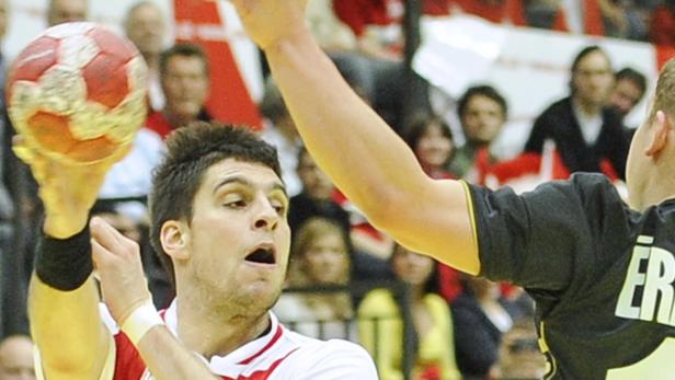 Ein Handballspieler wirft den Ball während eines Spiels.