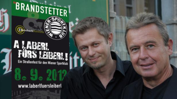 Zwei Männer posieren vor einem Plakat für „A Laberl fürs Leiberl!“, ein Straßenfest des Wiener Sportklubs.