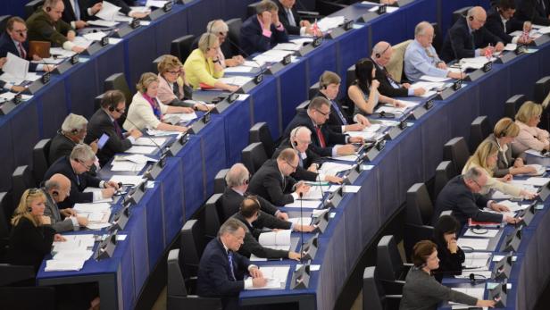 Eine Sitzung des Europäischen Parlaments mit zahlreichen Abgeordneten an ihren Tischen.