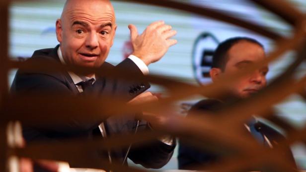 Gianni Infantino gestikuliert während einer Pressekonferenz.