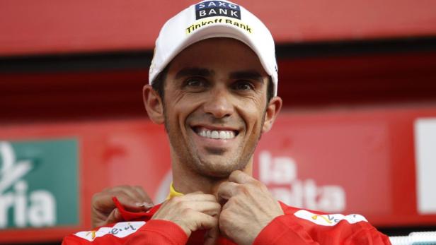Alberto Contador mit einer Kappe der Saxo Bank bei der Vuelta a España.