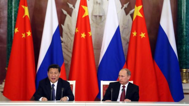 Putin (re.) baut dem drohenden Verlust europäischer Wirtschaftspartner vor – Wirtschaftsdeals mit Chinas Staatschef Xi Jinping (li.).