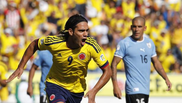 Radamel Falcao jubelt in einem gelben Trikot mit der Nummer 9.