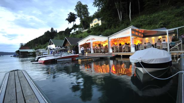 Kärnten, Wörthersee Der Bootssteg der in Reifnitz am Wörthersee geht in die überdachte Terrasse über. Hier treffen sich die Reichen und Schönen vom Wörthersee.