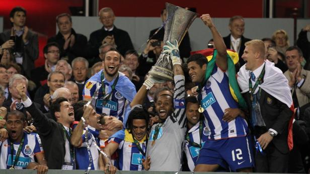 Spieler des FC Porto feiern mit der Europa-League-Trophäe.