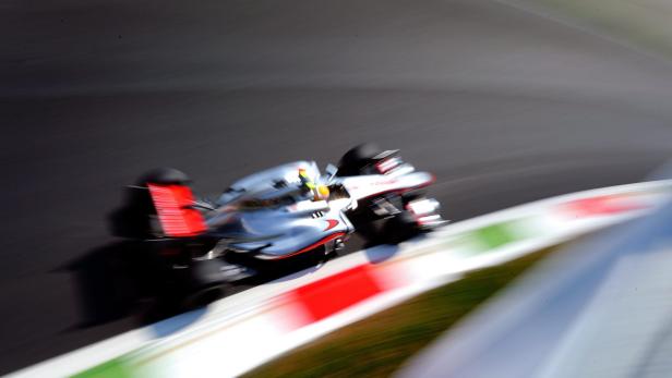 Ein Formel-1-Rennwagen rast mit hoher Geschwindigkeit über eine Rennstrecke.