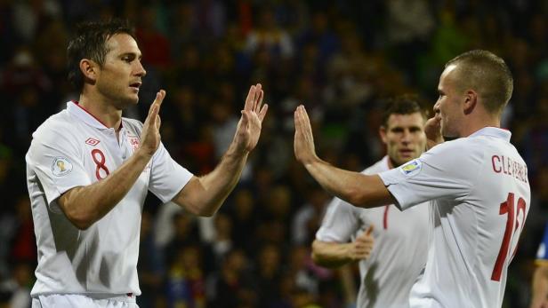 Frank Lampard und Tom Cleverley geben sich ein High-Five auf dem Fußballfeld.