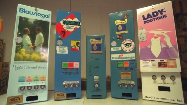 Mehrere alte Automaten für „Blau Siegel“-Kondome und andere Produkte stehen nebeneinander.