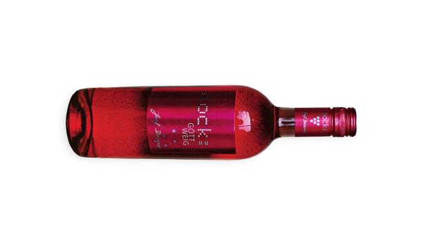 Eine Flasche „dockner Göttweig“ Rotwein liegt auf einer weißen Oberfläche.