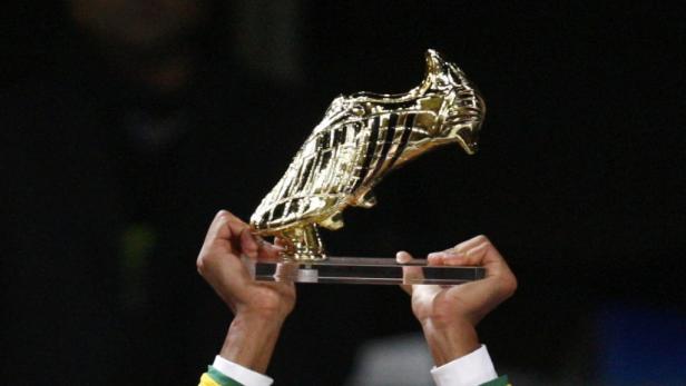 REUTERSBrazils Luis Fabiano celebrates with his Golden Shoe trophy after Brazil defeated the U.S. to win the Confederations Cup final soccer match at Ellis park stadium in Johannesburg ,June 28, 2009. Brazil won the match 3-2. REUTERS/Jerry Lampen (SOU Die Jagd nach dem "Goldenen Schuh"