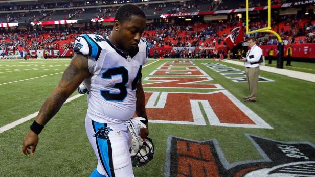 Ein Footballspieler der Carolina Panthers verlässt das Spielfeld.