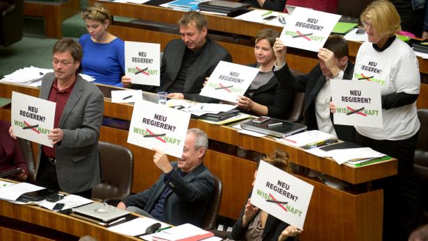 Abgeordnete protestieren gegen die Abschaffung des Wissenschaftsministerium.