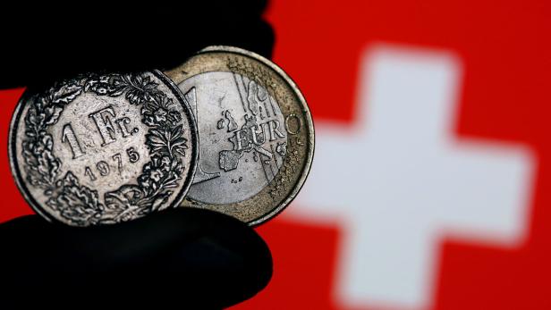 Eine Euro-Münze und ein Schweizer Franken.