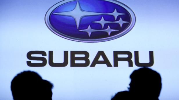 Das Subaru-Logo wird auf einer Präsentation gezeigt.