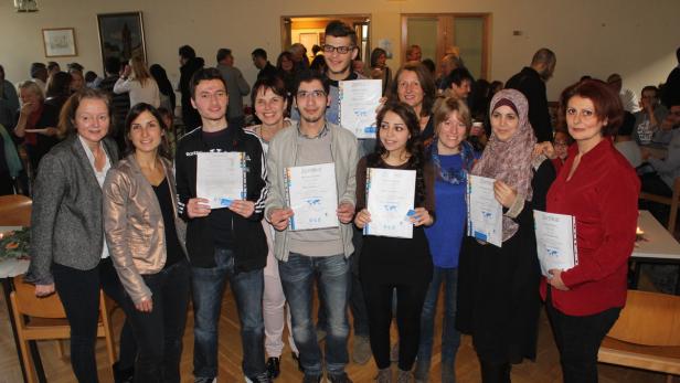 Sechs Flüchtlinge rund um Rasha Maksoud haben das deutsche Sprachdiplom mit Auszeichnung erhalten