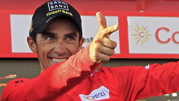 Alberto Contador, in rotem Trikot und Kappe, gestikuliert mit der Hand.