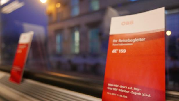 Stilleben im Eurocity 158: Fahrpläne vom Vortag (ebenso Essensreste, Zeitungen)