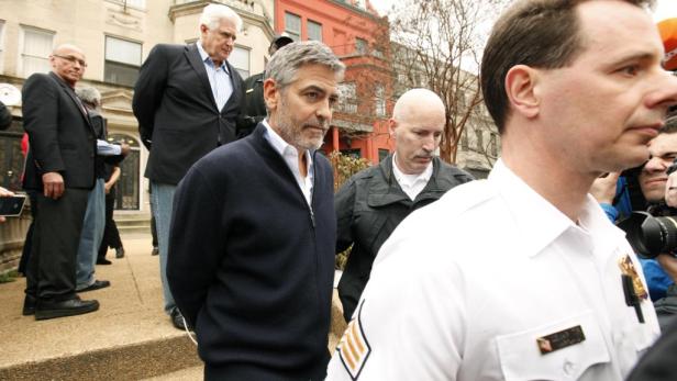 George Clooney kurz in Haft