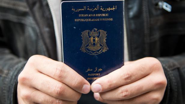 Syrischer Pass: Blanko-Pässe werden angepasst und weiterverkauft.