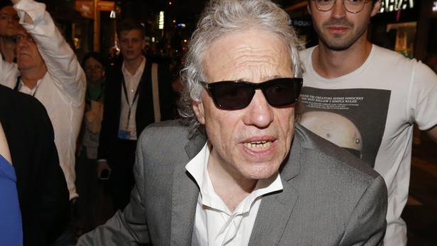 Der französische Filmemacher Luc Besson mit Sonnenbrille auf einer Veranstaltung.