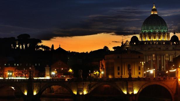 Im Mondschein spielt die Diva am Tiber die Schöne der Nacht. Und der Petersdom mit der Kuppel von Michelangelo symbolisiert die Macht und Pracht der katholischen Kirche.