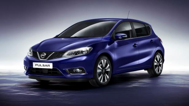 Ein blauer Nissan Pulsar vor einem neutralen Hintergrund.
