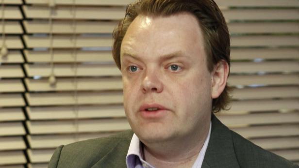 REUTERSPirate Party leader Rick Falkvinge speaks to Reuters during an interview in Stockholm May 5, 2009. Swedens Pirate Party, which wants to reform copyright law, could ride a wave of discontent over tighter control of file-sharing all the way into the Piratenpartei-Gründer will Kinderpornos legalisieren