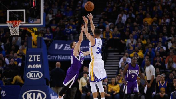 Stephen Curry wirft den Ball während eines Basketballspiels.