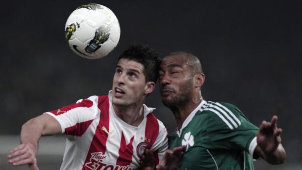 Zwei Fußballspieler kämpfen um einen Ball in der Luft.