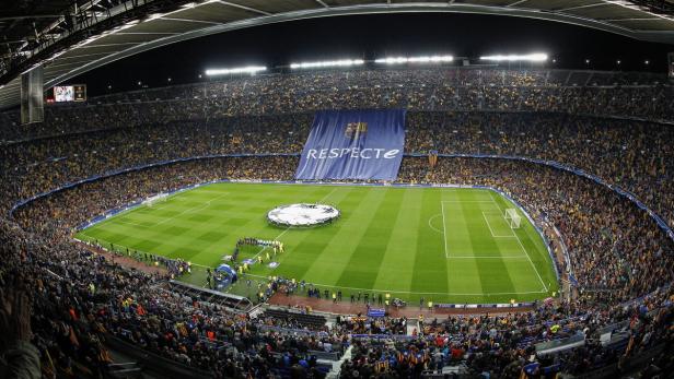 Das Camp Nou Stadion ist mit Zuschauern gefüllt.