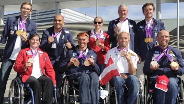 Eine Gruppe österreichischer Athleten mit ihren Medaillen bei den Paralympics in London 2012.