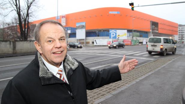 Manager Egbert Holz vor dem Mariandl-Einkaufszentrum