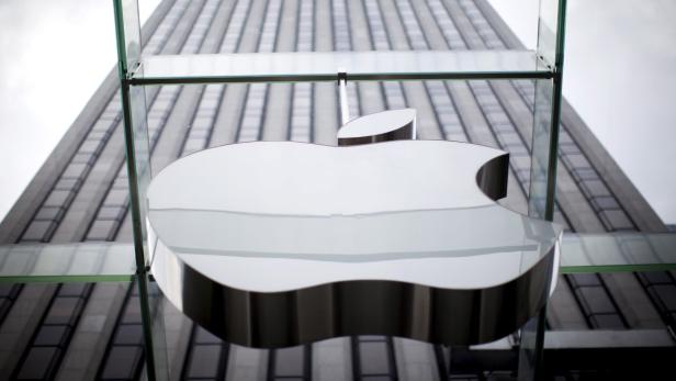 File photo of an Apple logo hanging above the entr Apple-Logo vor einem Store in Manhattan.
