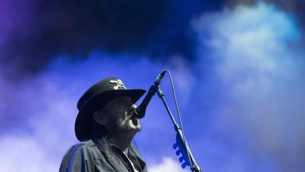Lemmy Kilmister bei einem Konzert in der Schweiz.