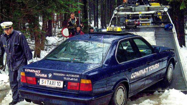 Links der Tatort 1994 in Elsbethen. Dort wurde Taxilenker Kurt Becker (oben links) geschlagen und in einen Bach geschleift.