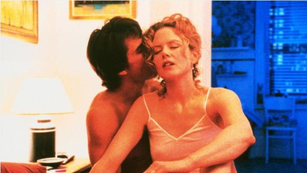 Ein Mann küsst Nicole Kidman auf die Wange.