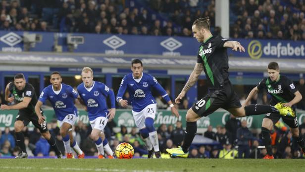 Ein Fußballspieler schießt den Ball während eines Fußballspiels.