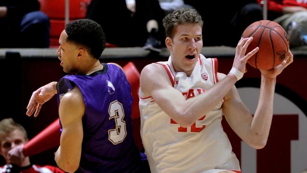 Zwei Basketballspieler während eines Spiels.