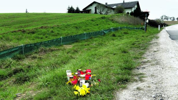 Blumen erinnenern an den tragischen Unfall