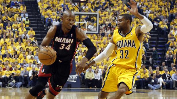 Ray Allen von Miami Heat dribbelt den Ball gegen einen Spieler der Indiana Pacers.