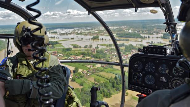 Bundesheerpiloten haben zwar Erfahrungen mit Hochwassereinsätzen, doch Dimensionen wie in Bosnien haben sie noch nie erlebt. 100.000 Häuser wurden von dem Wassermassen zerstört.